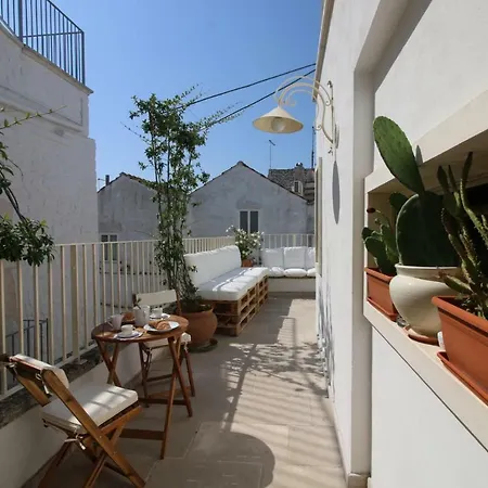 Palazzo De Amico -typical Terrace House Ferienhaus *