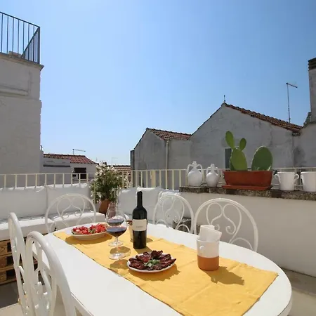 Palazzo De Amico -typical Terrace House Ferienhaus Cisternino